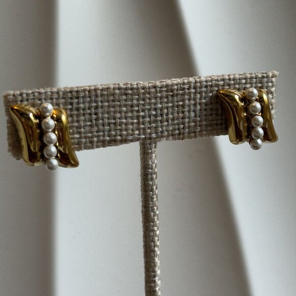 Oceanus Imitation Pearl Gold Stainless Steel Stud Earrings Timeless Sculptural - Picture 6 of 7